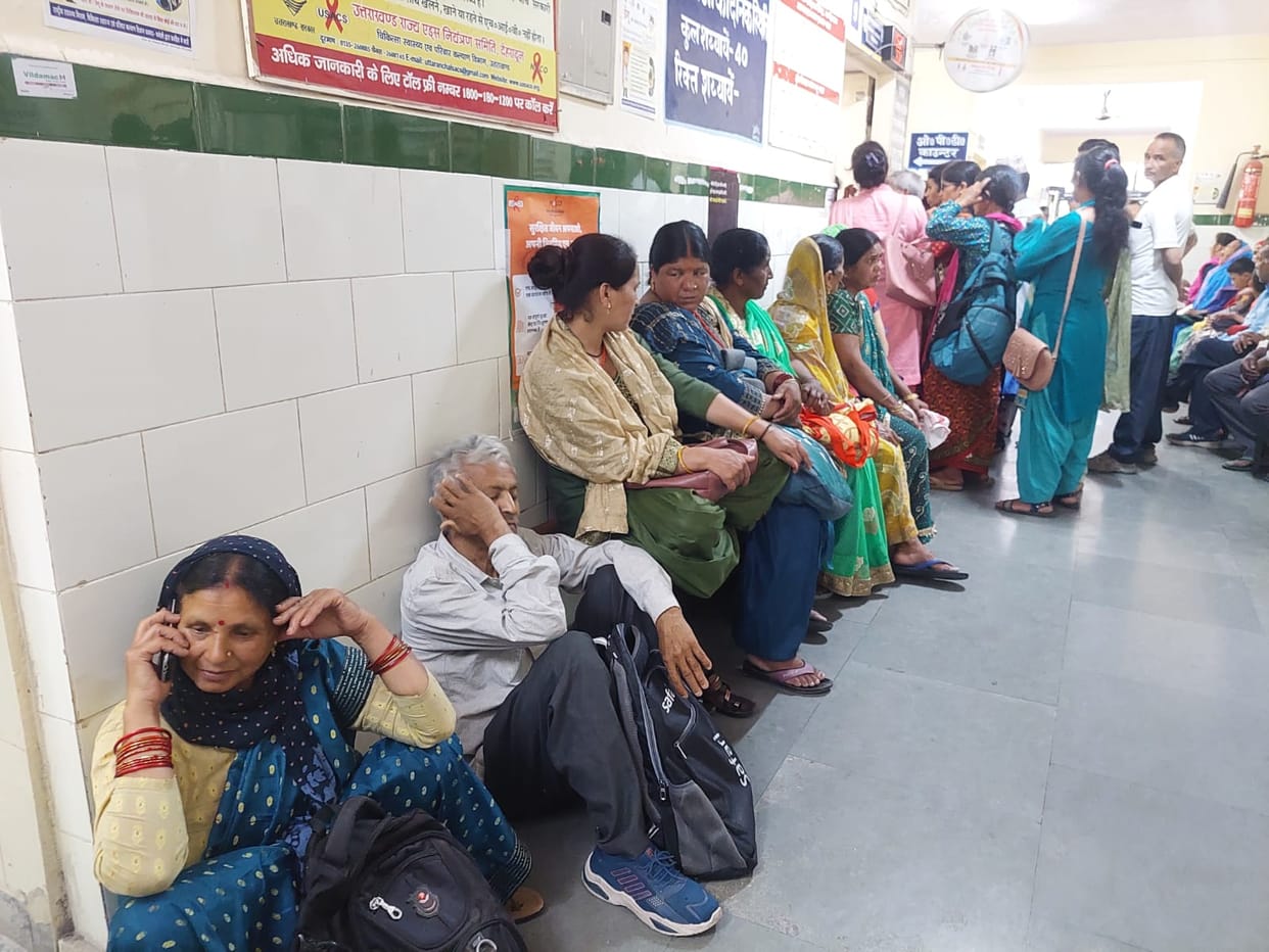 People fell ill due to heat, there is no place to sit in the hospital
