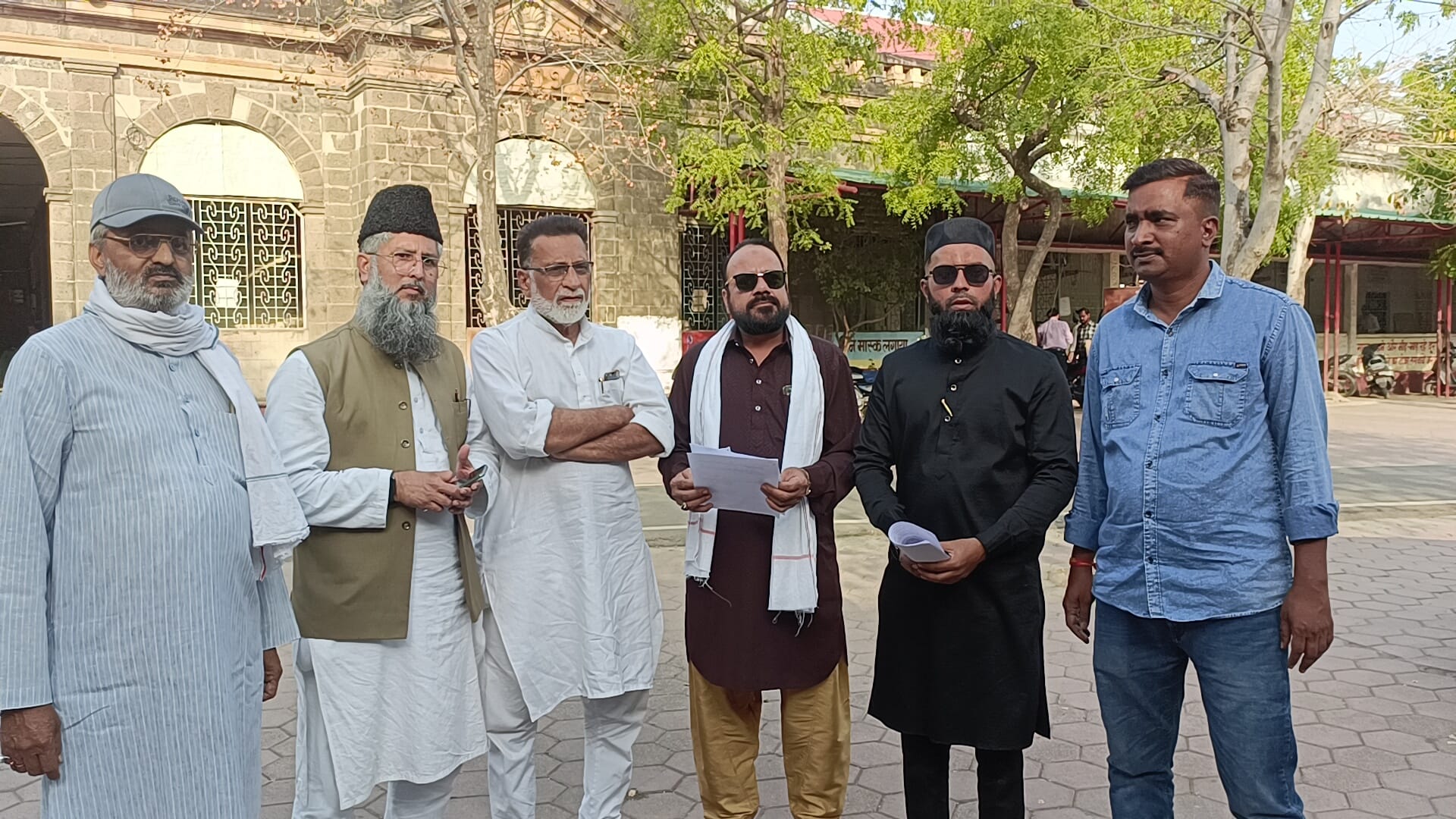 कोर्ट आदेश की कॉपी लेकर कलेक्ट्रेट पहुंचे याचिकाकर्ता