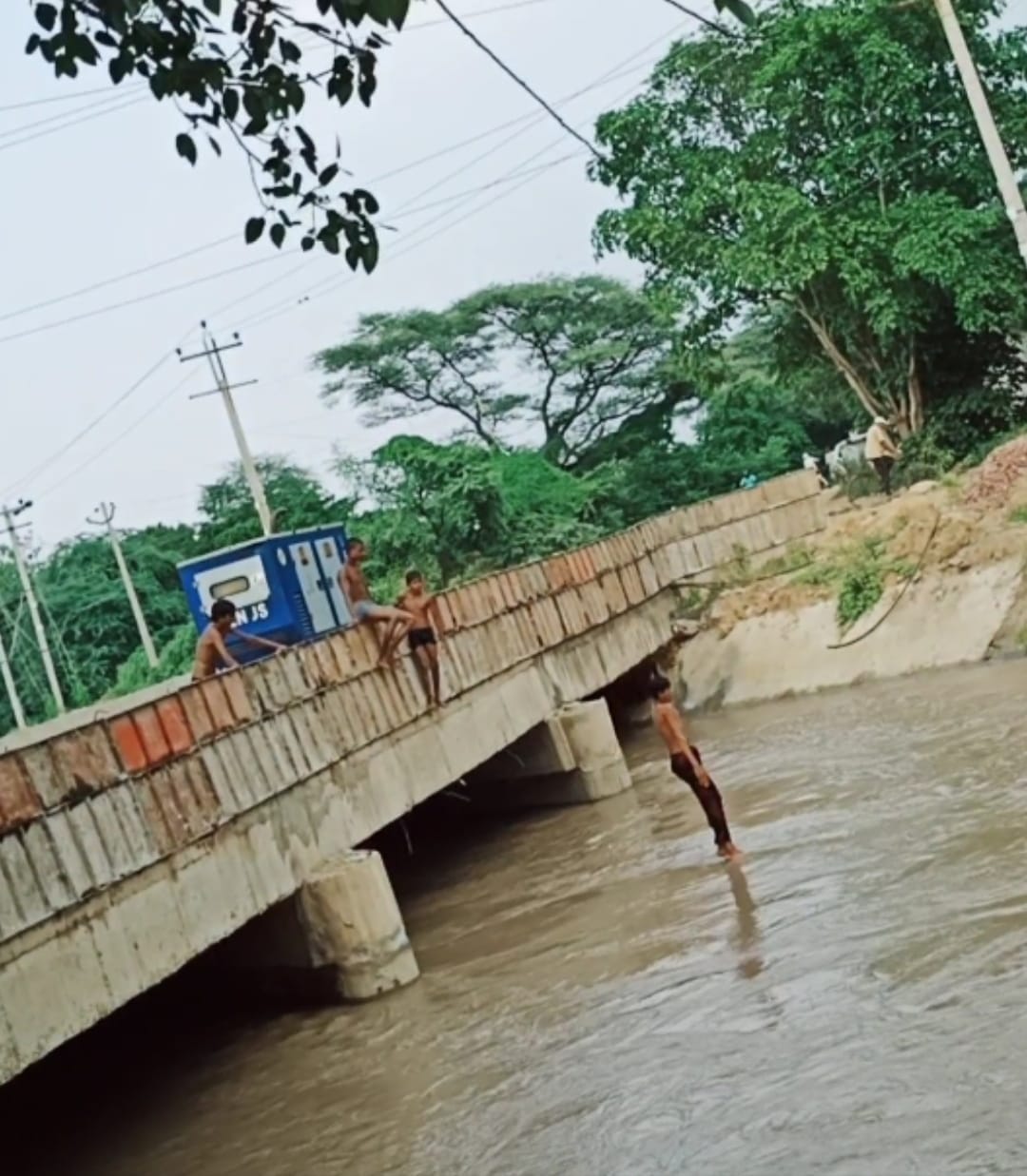 There is a ban on bathing in the canal, children are still acting foolishly