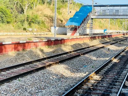 After a quarrel with her husband, a woman along with her children reached the railway tracks to end her life