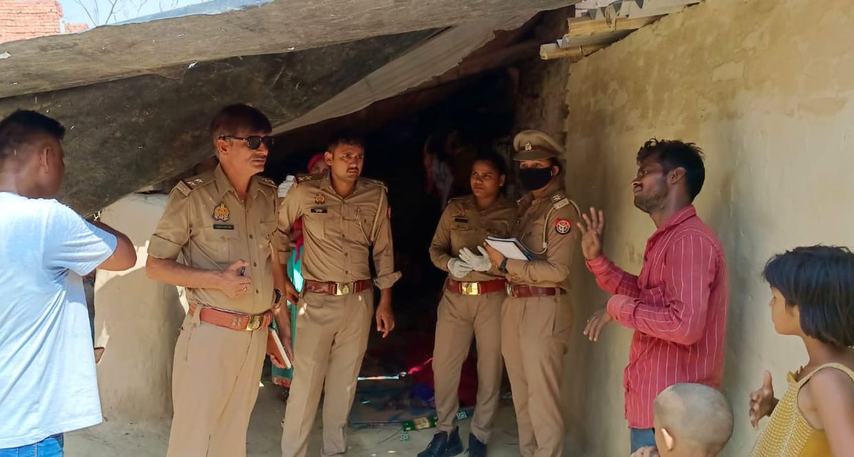 Dead body of married woman found hanging in the house, husband sued for dowry murder