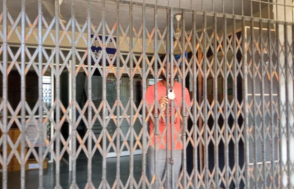 Doctor or staff not available in hospital, public representatives locked it