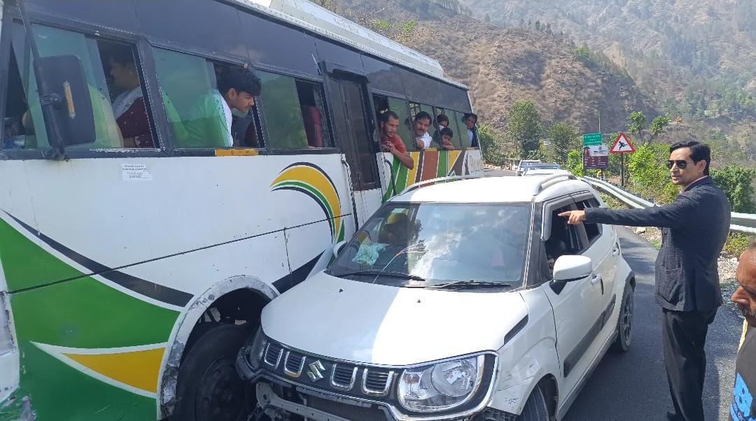 Kemu bus hits tourist car on Bhawali-Jeolikot road