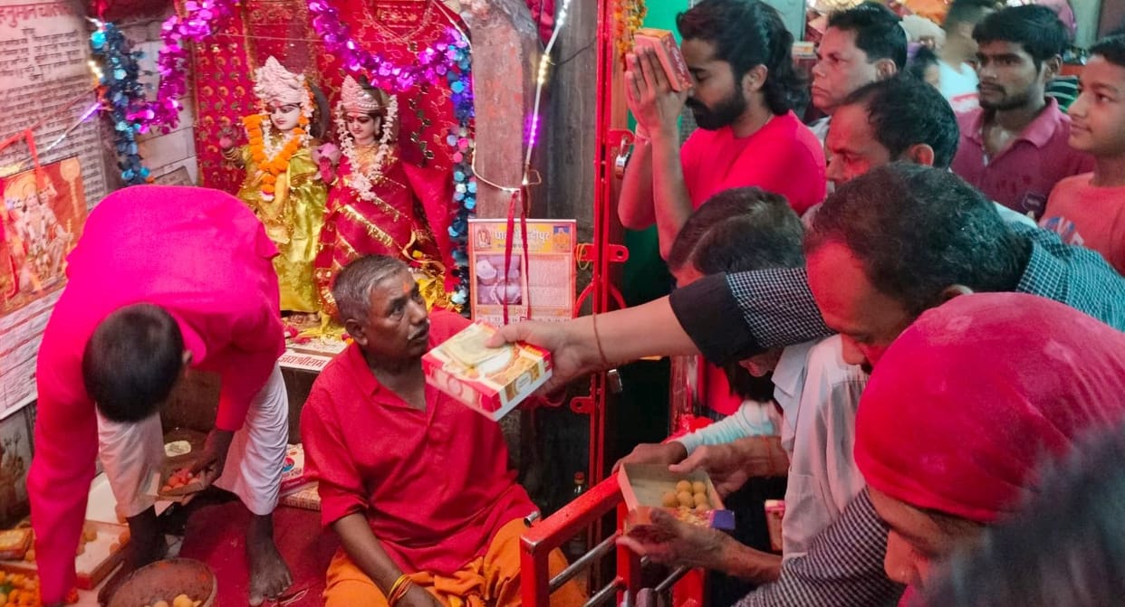 Worshiped Bajrangbali and sought blessings of knowledge and wisdom.