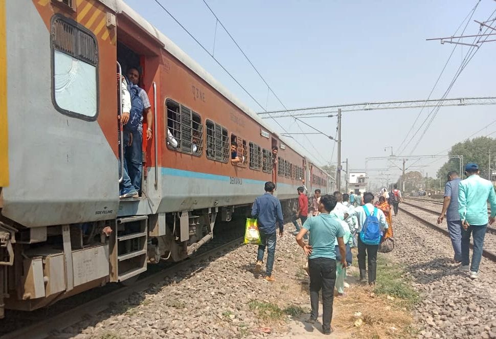 General bogie of Chaurichaura Express filled with smoke, passengers ran away by jumping from the train