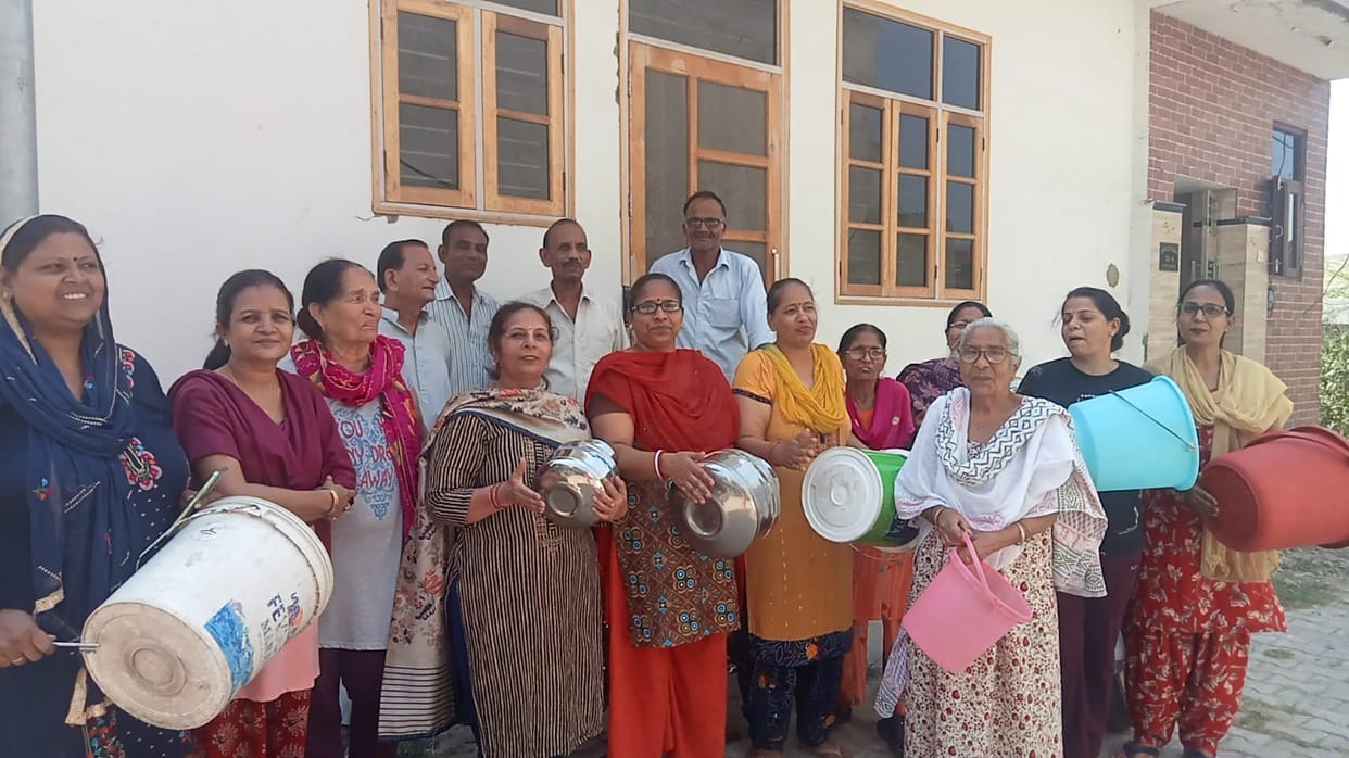 The people of Kirti Nagar raised slogans of give us water, give us water