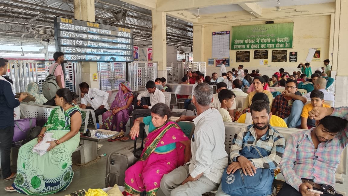 Delay in trains continues in scorching heat, passengers worried