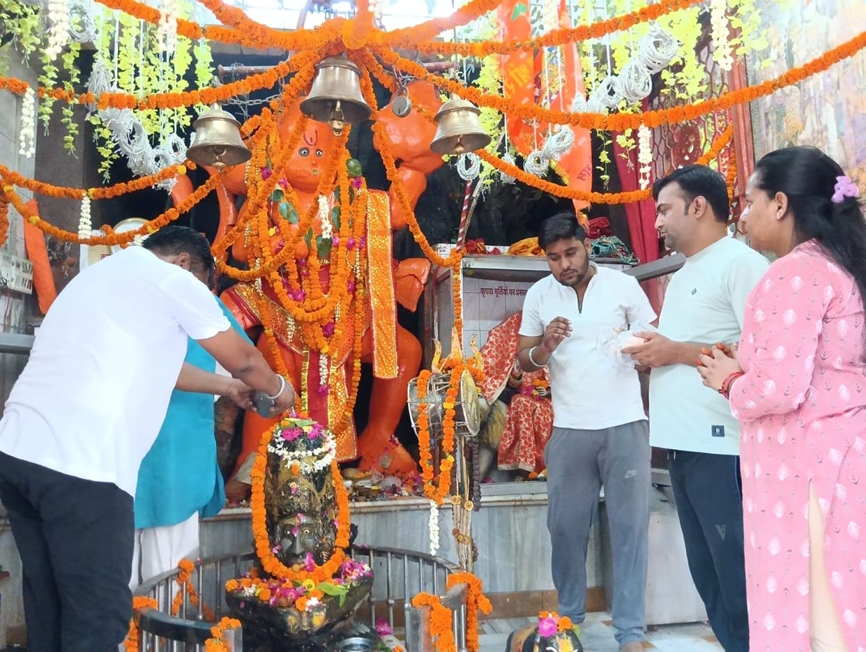 Took blessings of Sankatmochan, tasted prasad in stores