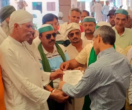 Farmers reached Collectorate regarding problems of electricity, water and sugarcane.