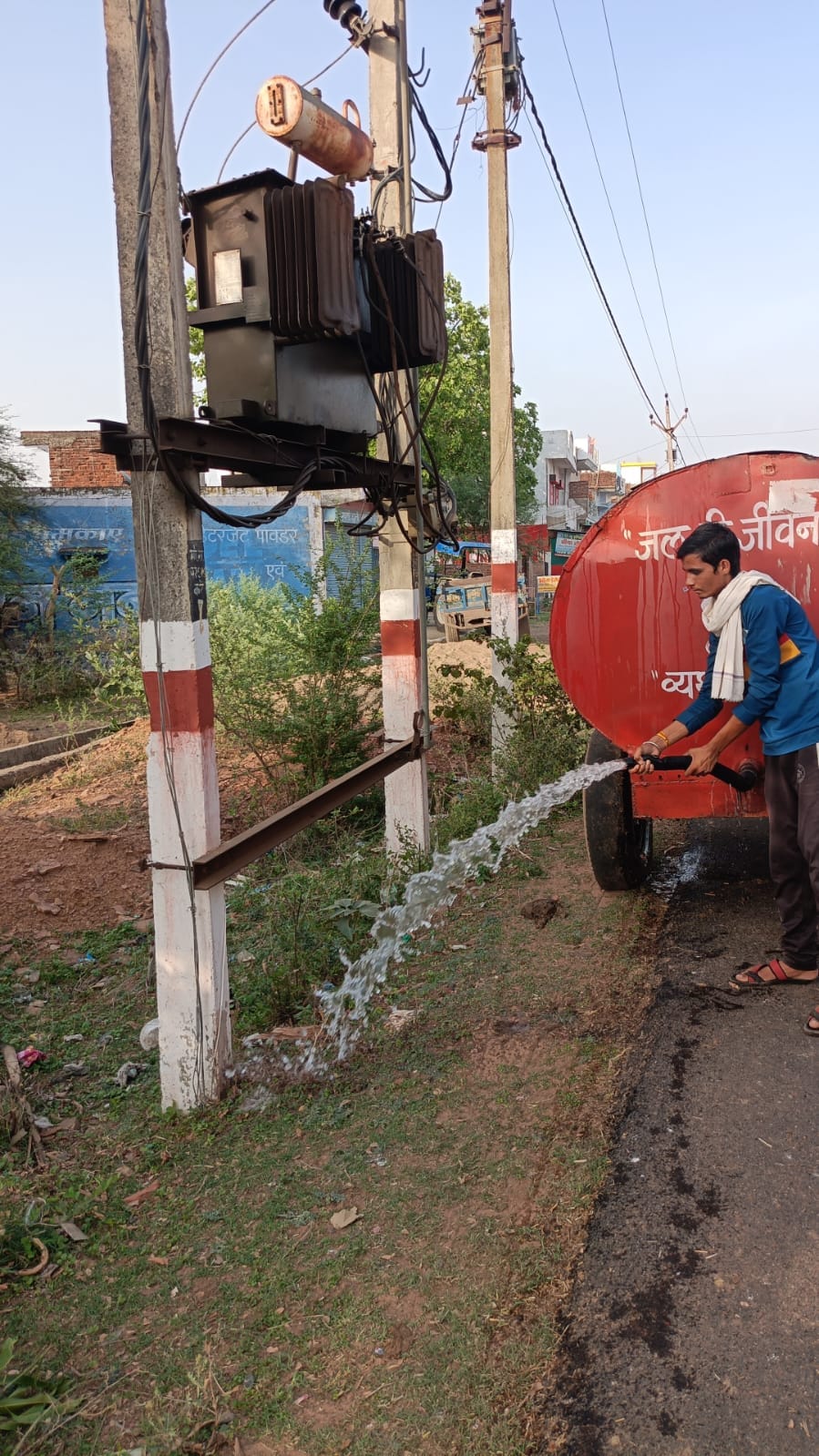 Due to extreme heat in Damoh, water is being used to tackle heat of  transformer