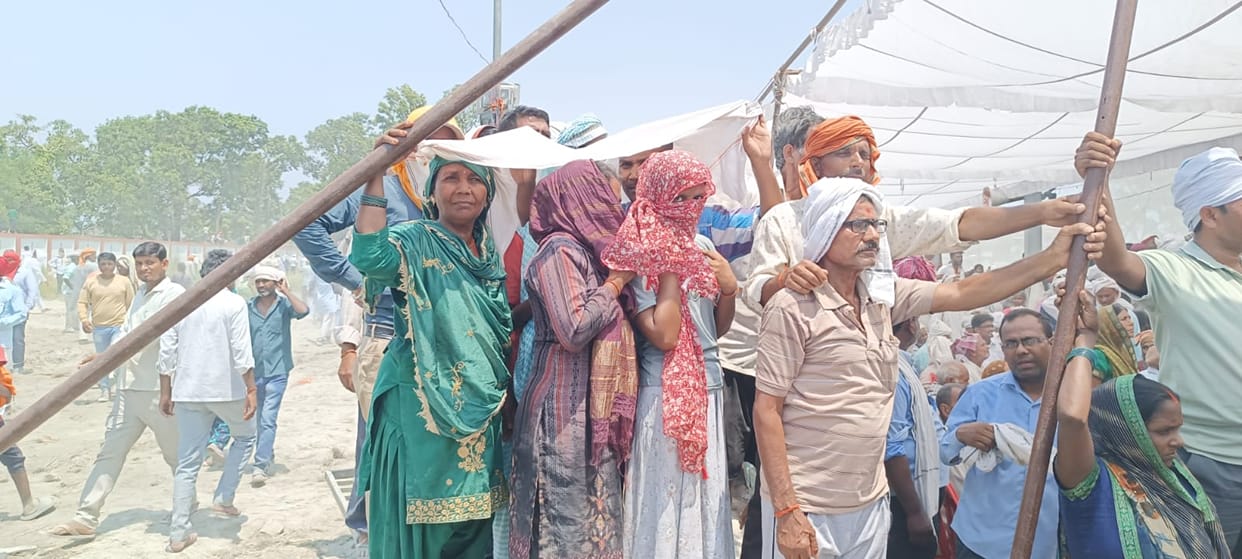 People stood firm in Akhilesh's meeting amidst dust, heat and heat