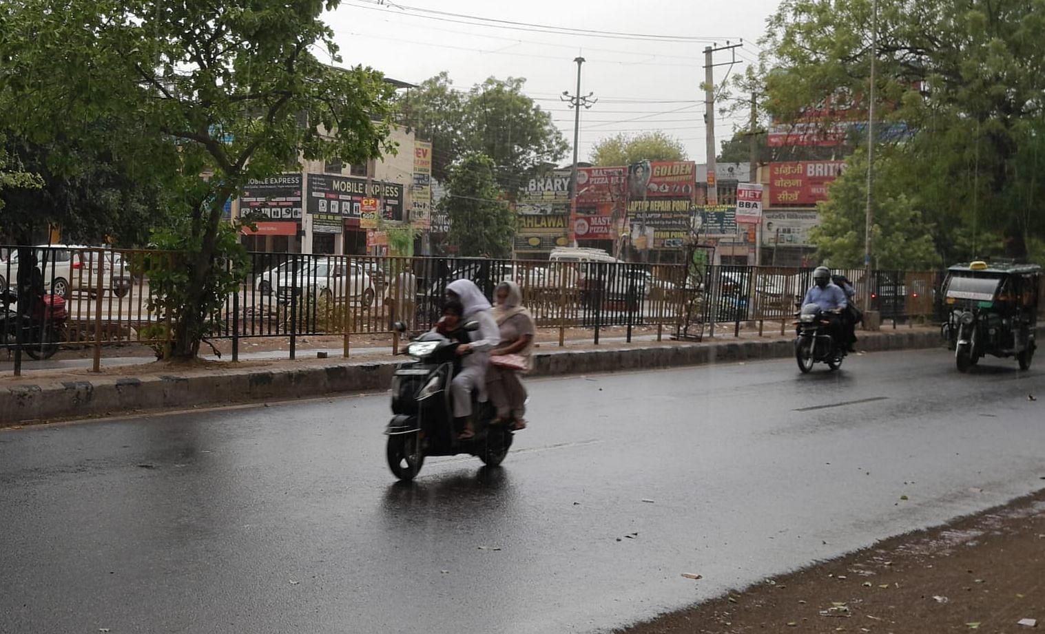 UP Weather: effect of easterly wind blowing from Bengal will be seen in UP  chances of rain in many districts