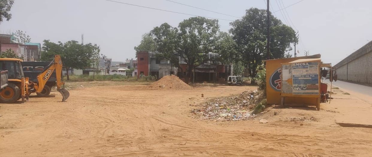Tourist building is in ruins... land encroached upon, shops running