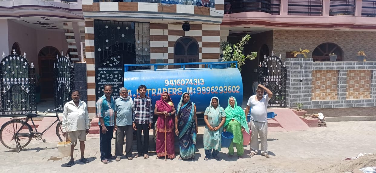 A water tanker reached the colony, people are troubled