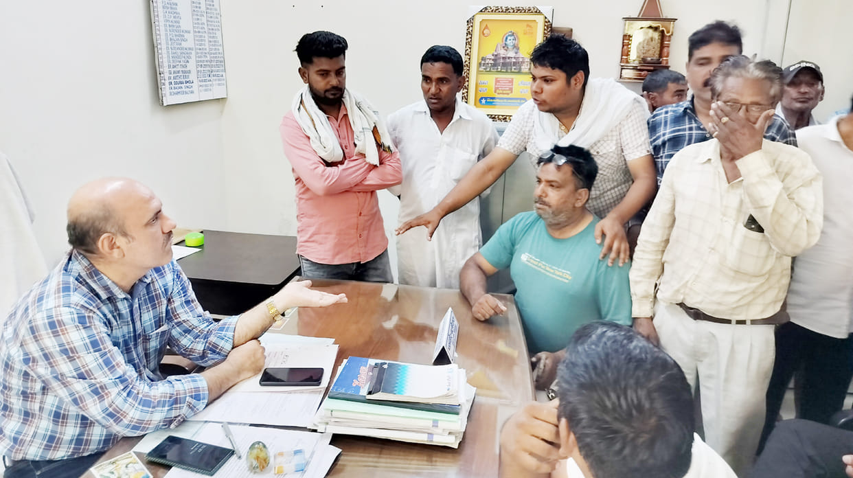 People facing electricity problem for four days got angry and expressed their anger by shouting slogans.