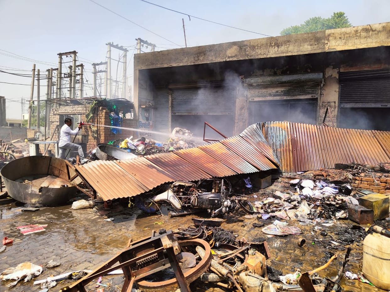 Welding cylinder kept in junk shop burst, three including father and son burnt