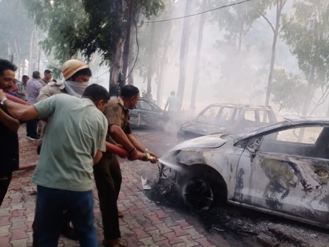 Three cars burnt to ashes due to fire burning in leaves, one house damaged