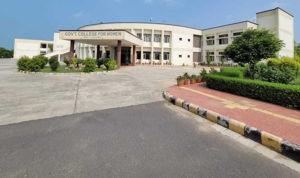 There will be admission on 320 seats in BA first year and 80 seats in B.Com in Government Post Graduate Women's College.