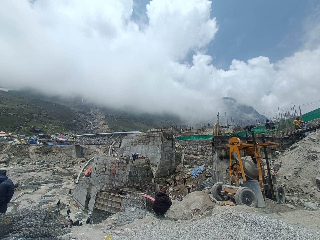 Badrinath Dham Where conches are not blown due to fear of avalanches hammers are being used there