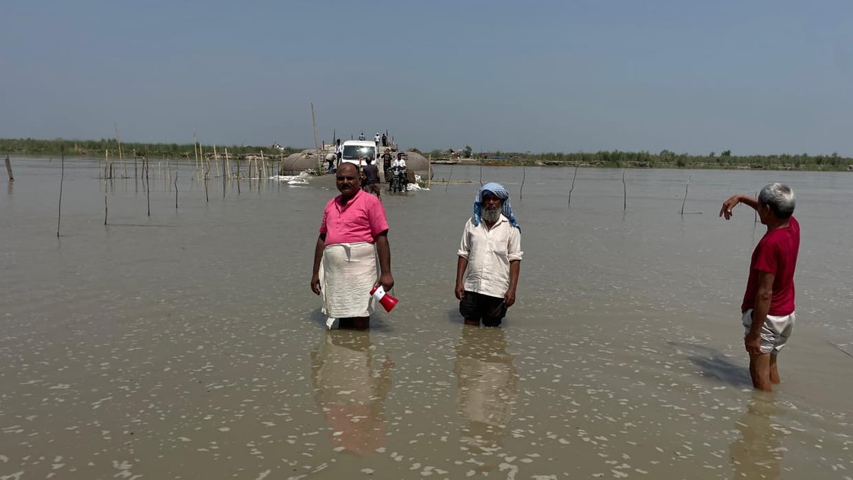 The water level of Sharda river increased, water started flowing over the pontoon bridge