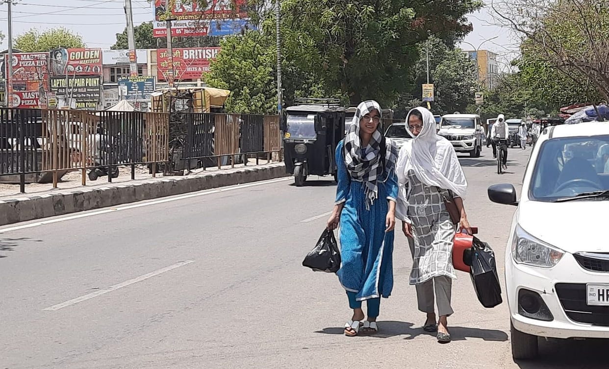 The mercury reached 48.4 degrees, the heat was scorching the people.