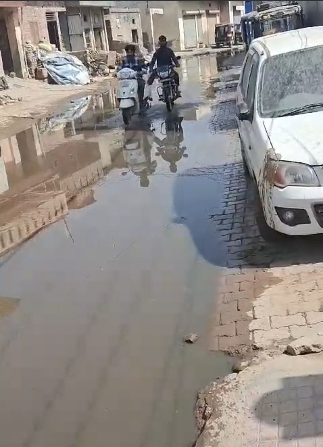 Dirty sewerage water flowing on the road, Patel Nagar residents worried