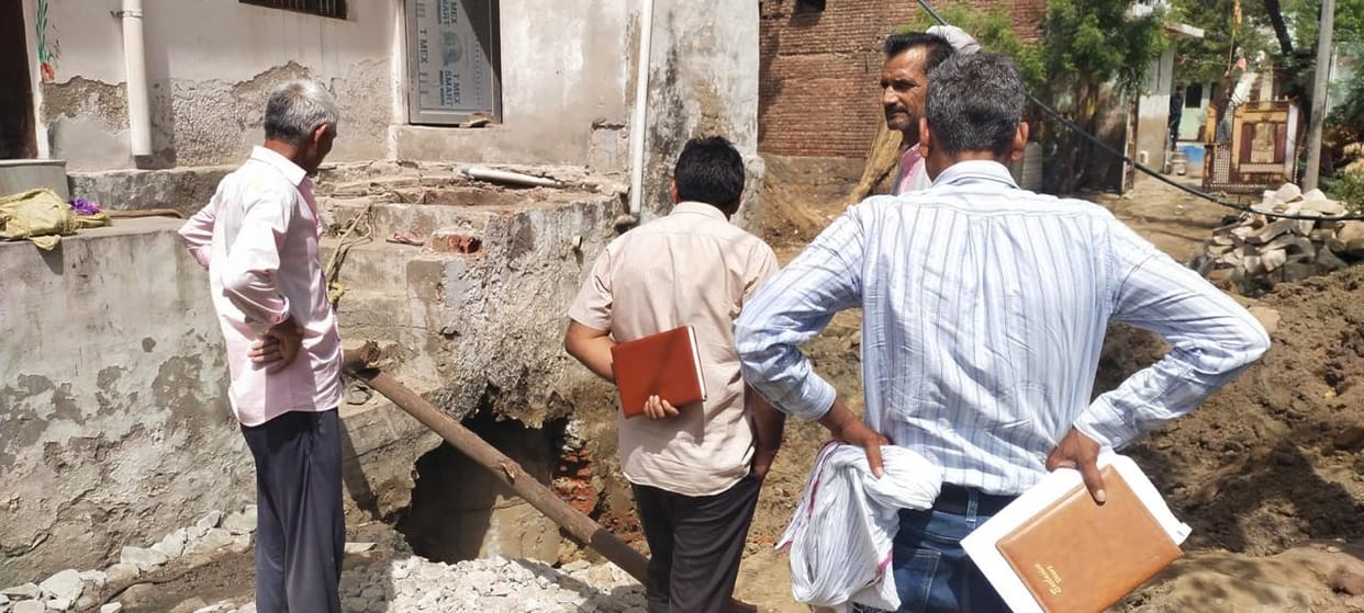 Out of 5 people who entered the septic tank, 3 died and 2 were unconscious