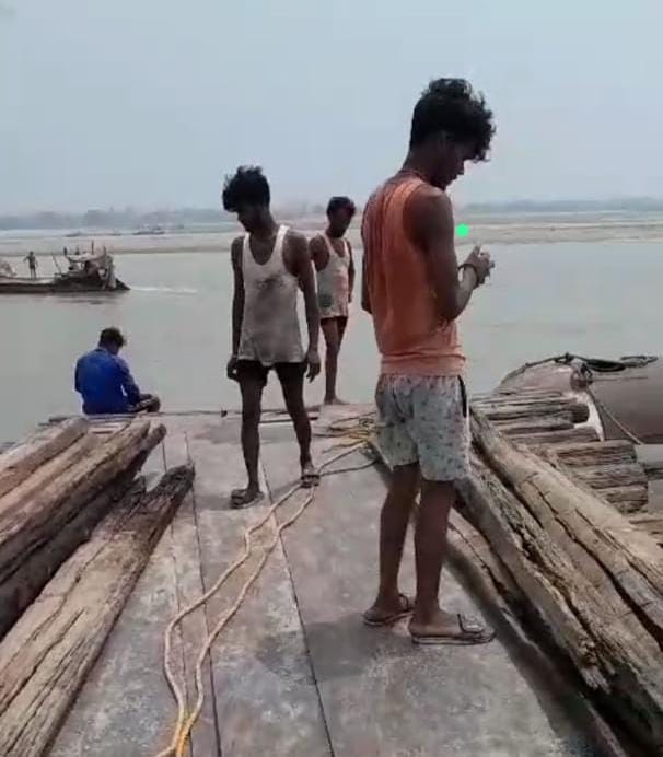 pontoon bridge approach drowned