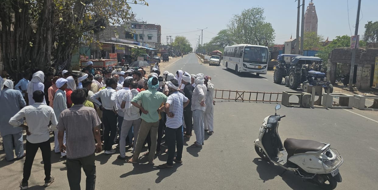 People's temperature is high due to drinking water-electricity crisis, jammed at 2 places in 4 hours