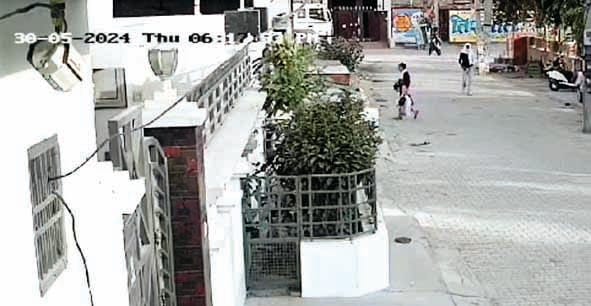 Youth broke two tola gold chain in 50 seconds and ran away on bike