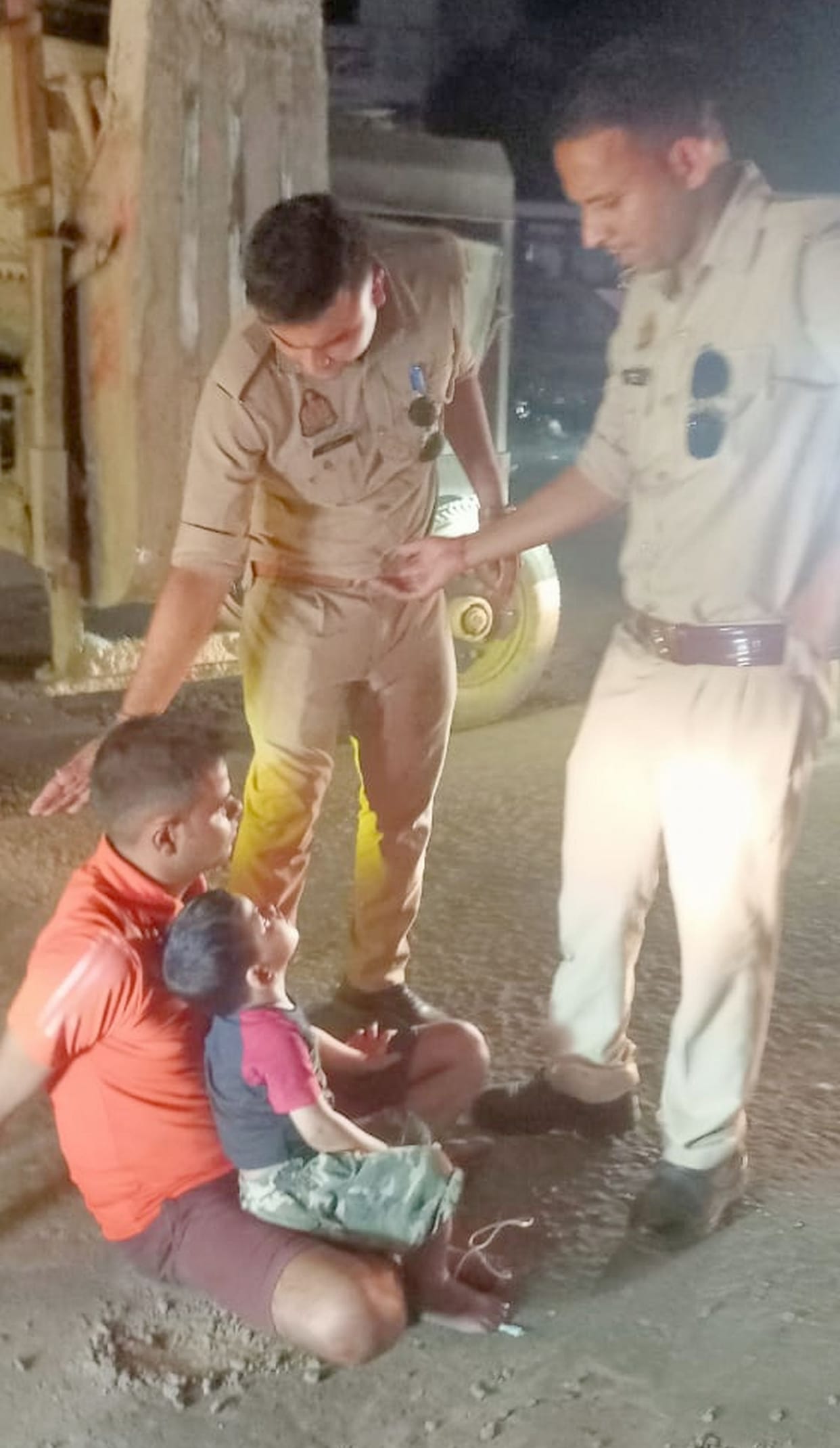 When the constable did not stop the vehicle, the young man sat on the road with his daughter, causing a traffic jam