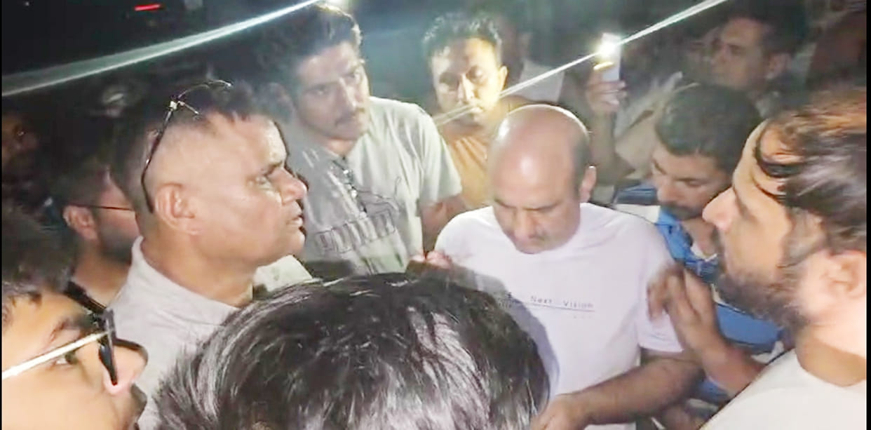 People of Ramnagar expressed their displeasure over power cuts, blocked the road outside the corporation