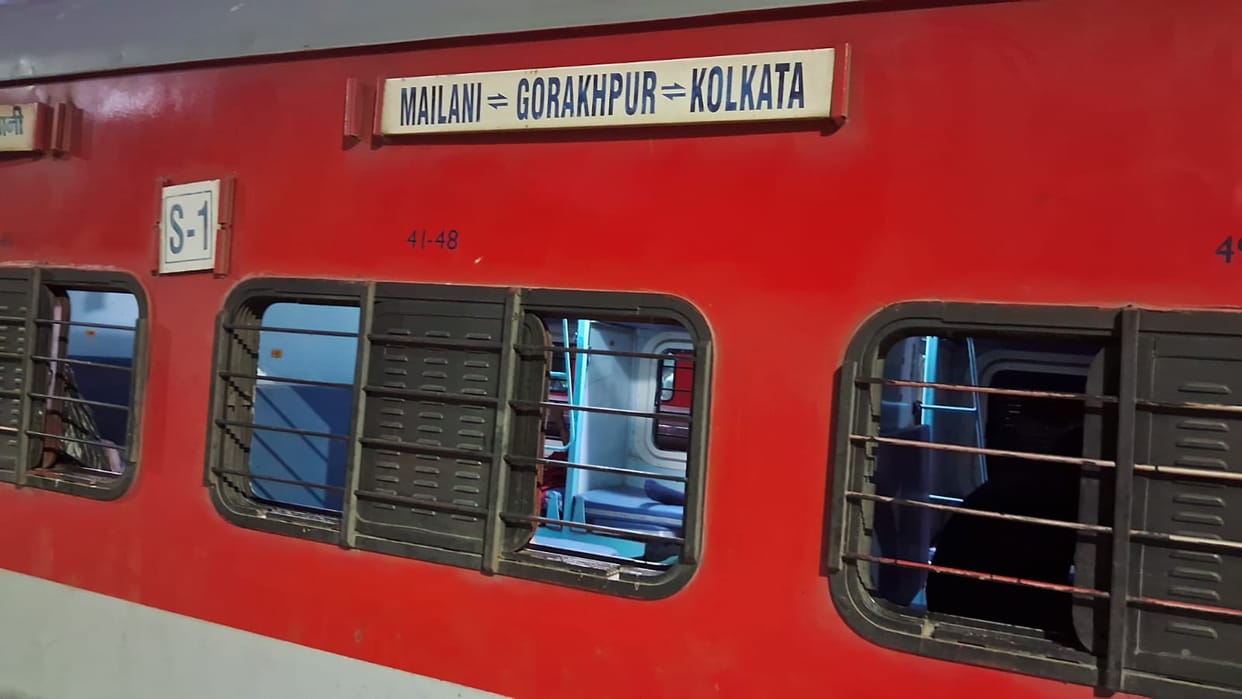bomb in train officials alerted on complaint Gorakhpur Express stood still for 20 minutes