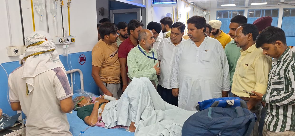 Raman Bhalla Visit GMC to See Injured of Bus Accident