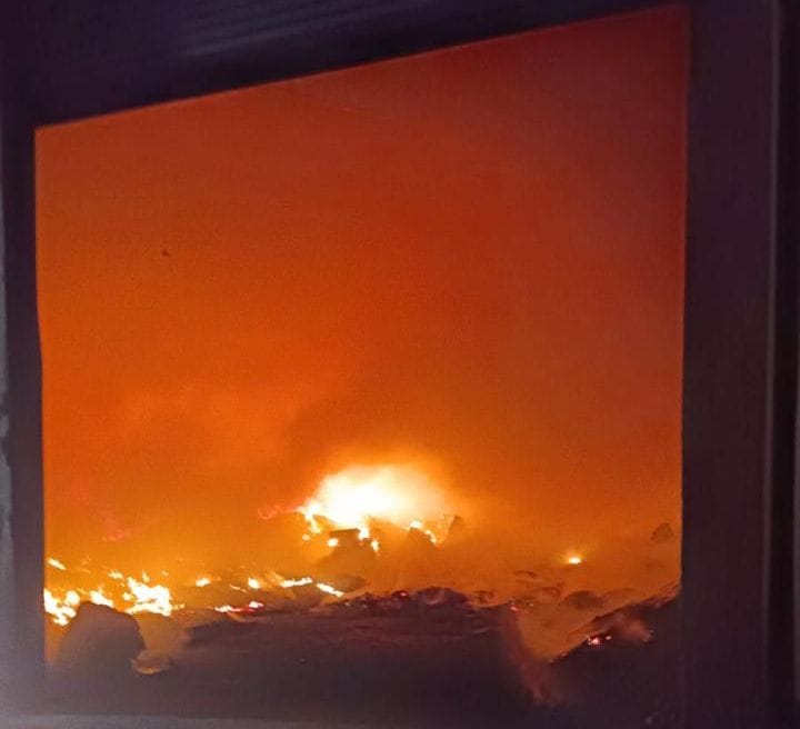 Huge fire broke out in seeds and cattle plant, four vehicles were able to control it in five hours by spraying 26 rounds of water.