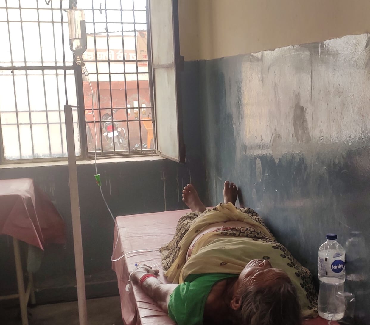 Heat wave: 43.8 degree temperature, hospital beds full, treatment on bench