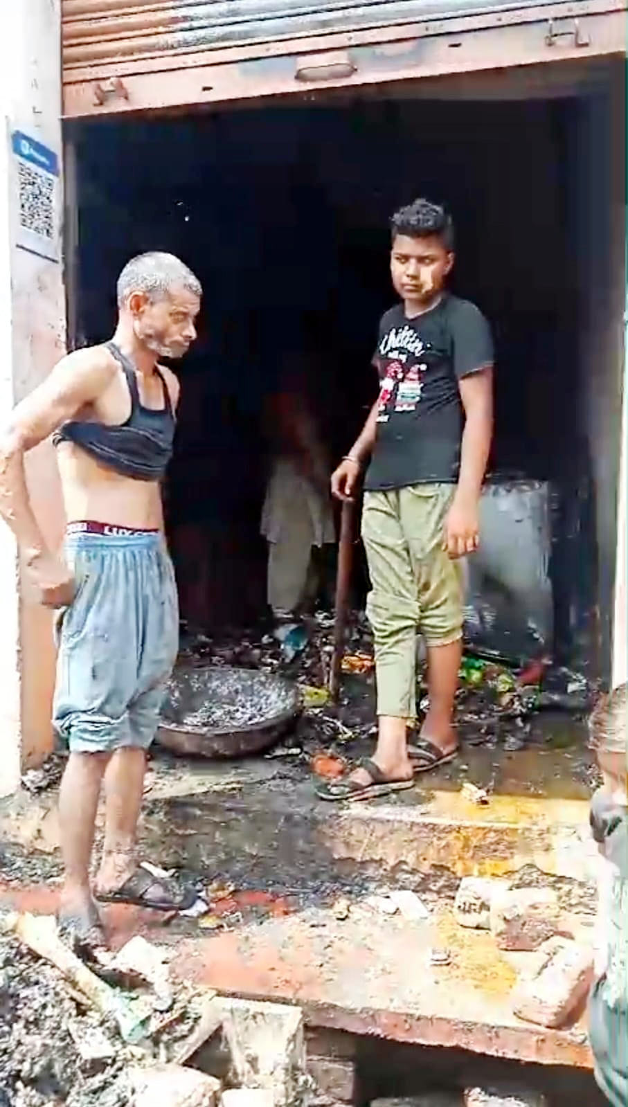 Fire broke out in a grocery store, goods worth two lakhs burnt