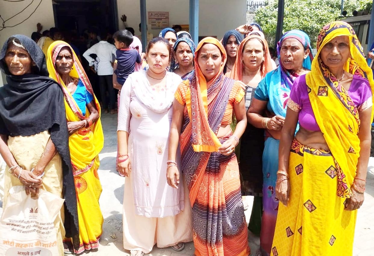 Angry consumers surrounded the substation due to power shortage, had a heated argument with XEN