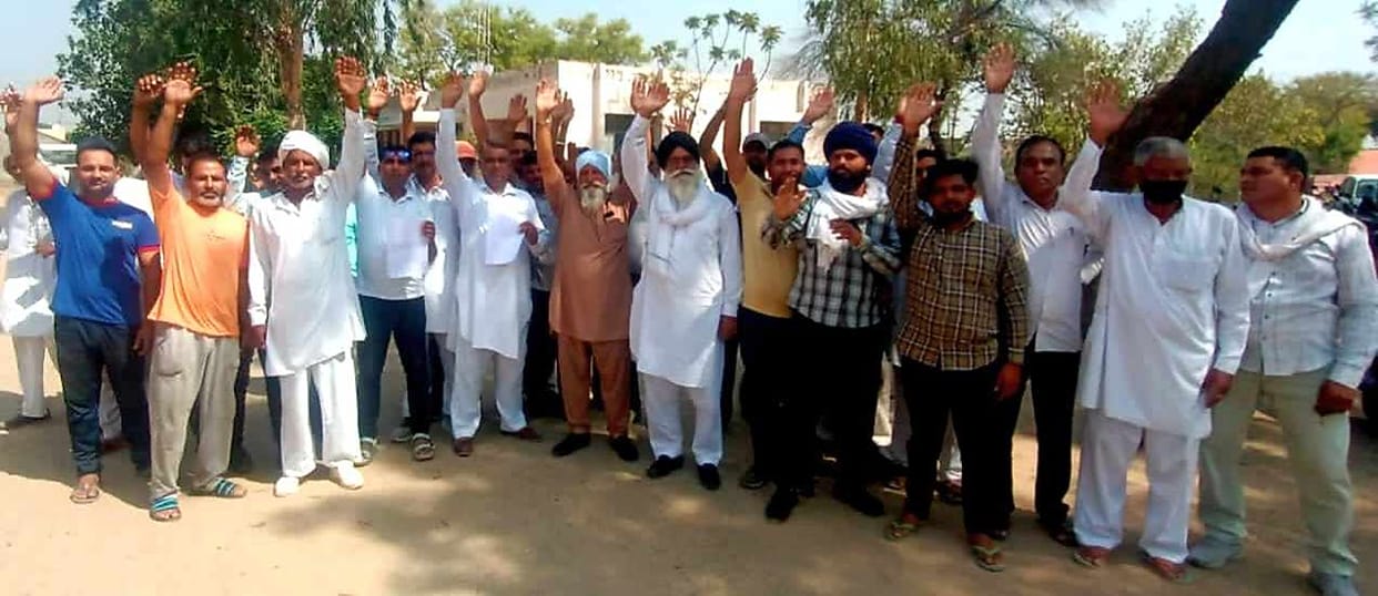 Angered by power cuts, people of Balaji Colony protested against SDO