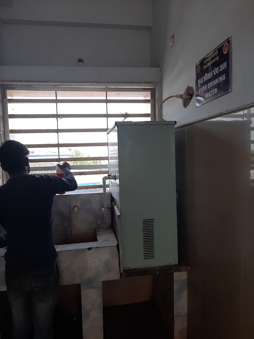 Patients are not able to get cold water in the district hospital, forced to buy water bottles.