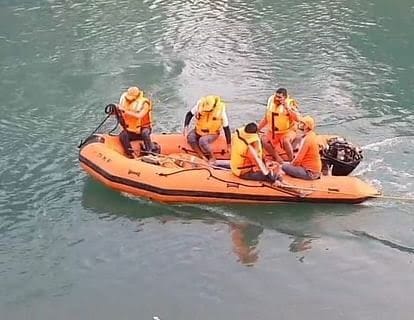 No trace could be found of the man and the girl who were swept away in the canal in the buggy