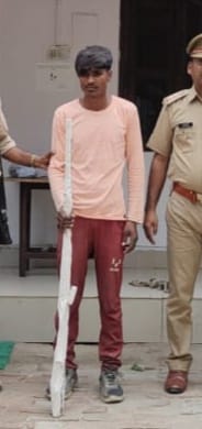 The forest department team caught the hunter, four escaped