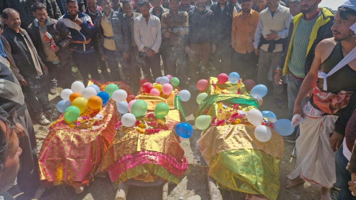 Three biers rose simultaneously from the courtyard; Family members became unconscious, started screaming
