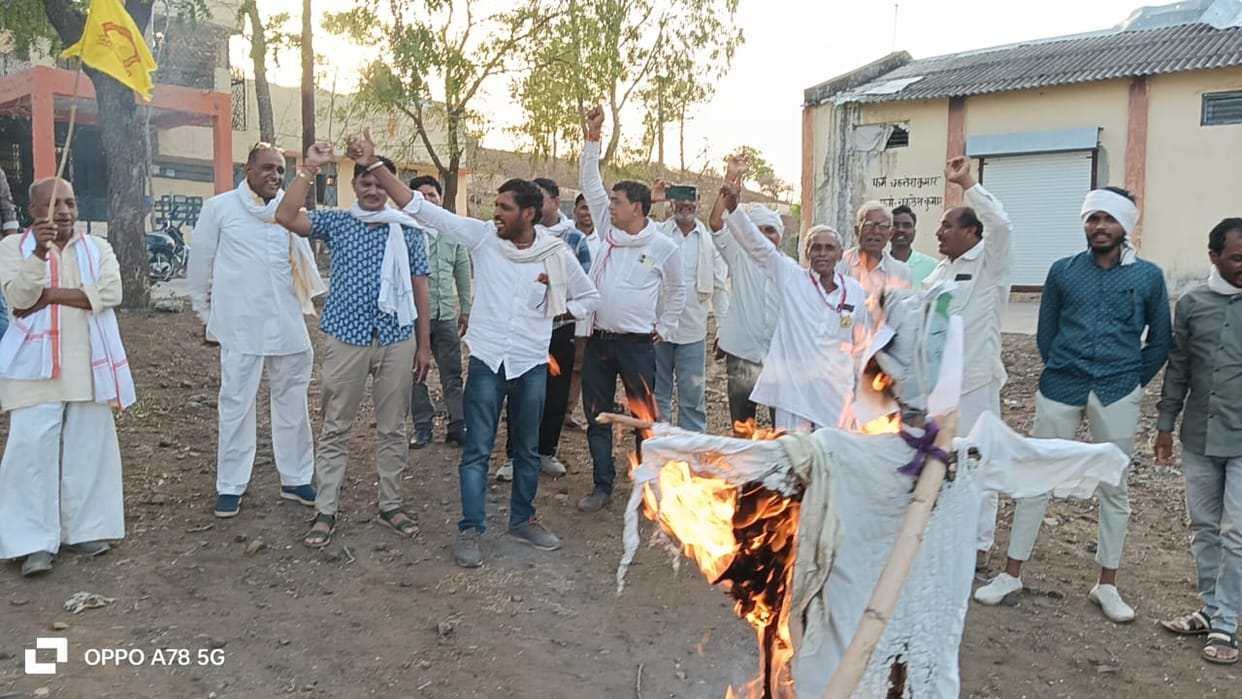 Farmers burnt the effigy of MP Agriculture Minister Kansana in the Mandi premises