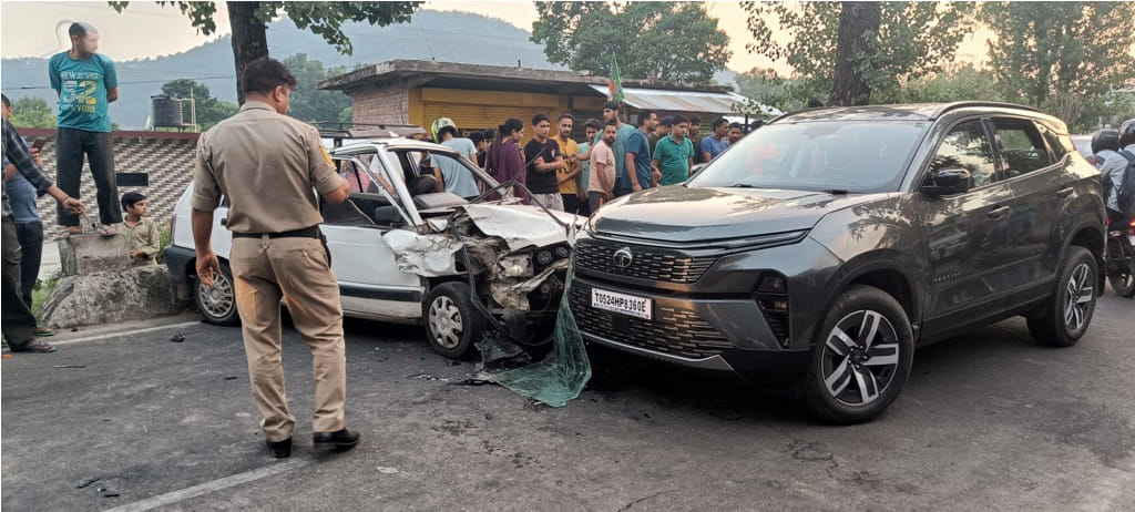 Two cars collide in Beed Road, Mandi-Pathankot highway jammed for one hour