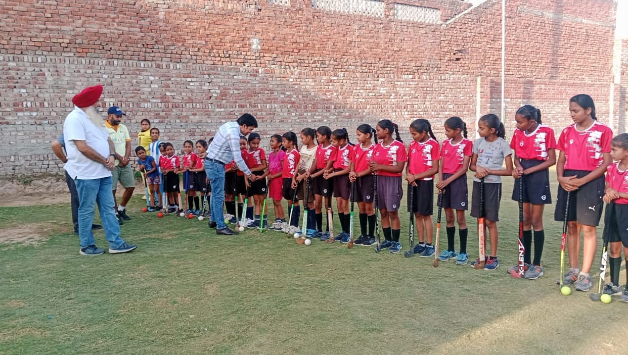 Goalkeeper kit presented to players in the stadium