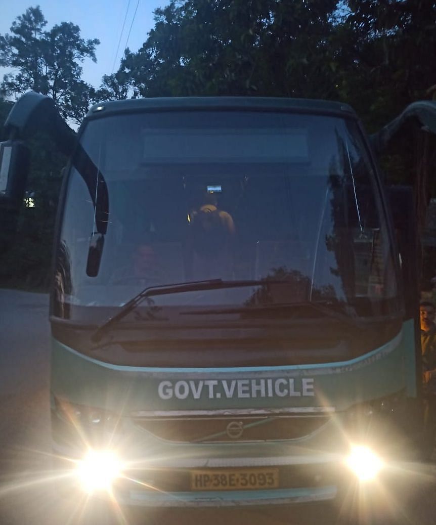 Volvo bus breaks down in Drang, Delhi bound people face trouble at Jogindernagar bus stand