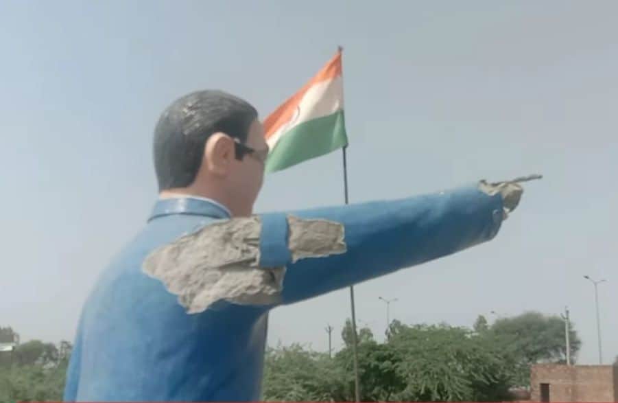 आंबेडकर की खंडित की गई प्रतिमा।