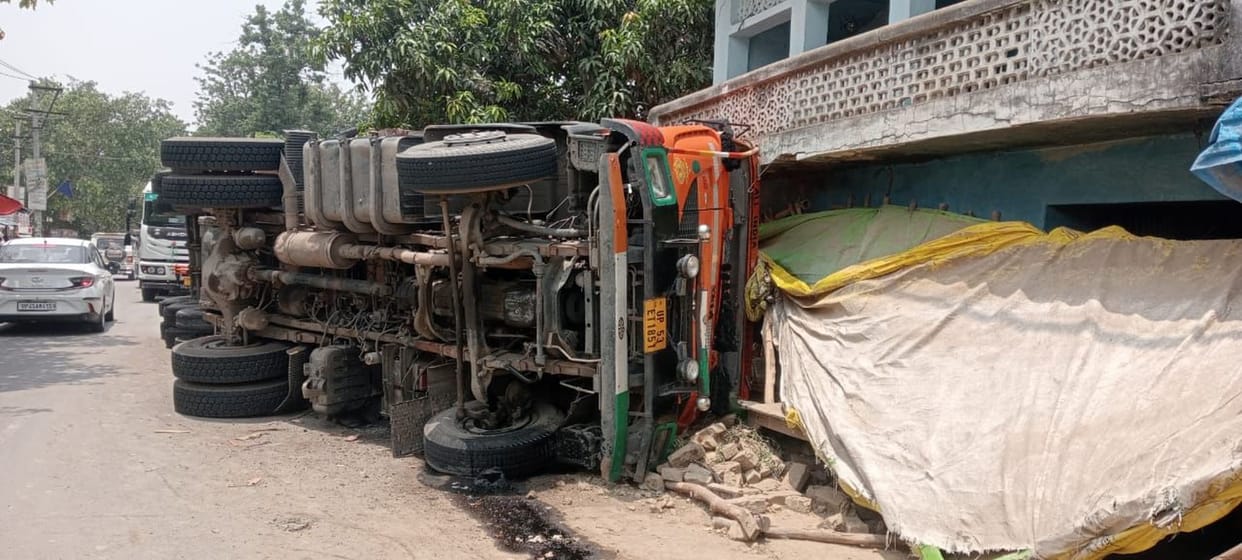 Truck overturned out of control, three houses damaged