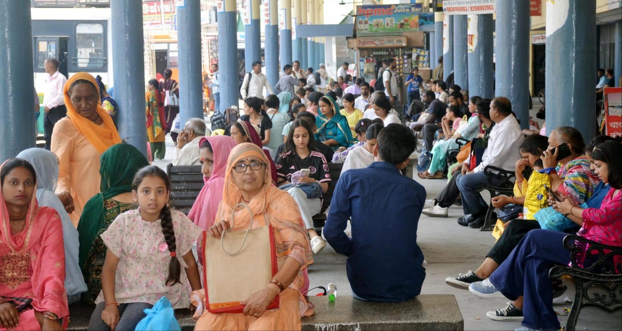 Fans stopped in bus stand, passengers suffering from heat